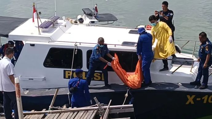 Proses evakuasi korban insiden terbakar dan meledaknya kapal tugboat dan tongkang di perairan laut utara Lamongan.