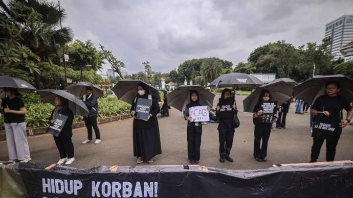 Aktivis Jaringan Solidaritas Korban untuk Keadilan memajang tulisan saat mengikuti aksi Kamisan Ke-853 di depan Istana Merdeka, Jakarta, Kamis (27/2/2025). Mereka menyampaikan sejumlah tuntutan kepada pemerintah termasuk tindak lanjut dari berkas penyelidikan Komnas HAM terkait kasus-kasus pelanggaran berat HAM. 