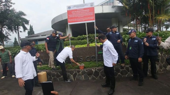 Menteri Koordinator Bidang Pangan Zulkifli Hasan bersama Menteri Lingkungan Hidup Hanif Faisol Nurofiq memasangi papan peringatan lokasi melanggar aturan lingkungan di Kabupaten Bogor, Jawa Barat, Kamis (13/3/2025).