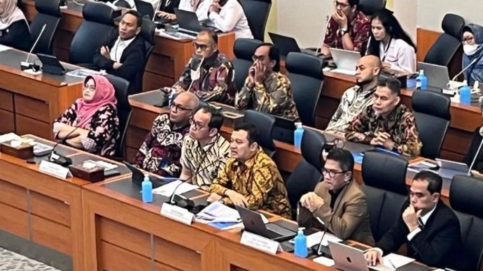 Direktur Jenderal Ekosistem Digital Kementerian Komunikasi dan Digital Edwin Hidayat Abdullah (tiga kanan) memberikan paparan dalam rapat dengar pendapat (RDP) dengan Komisi I DPR RI tentang pengaturan penyiaran multi platform dalam perubahan Undang-Undang Penyiaran, di Gedung DPR RI, Jakarta, Senin (10/3/2025).