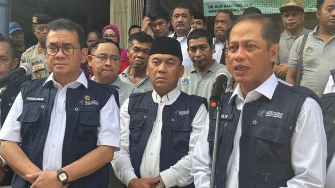 Menteri LH Hanif Faisol Nurofiq dan Mendag Budi Santoso dalam konferensi pers usai tinjauan ke Pasar Tomang Barat, Jakarta Barat.