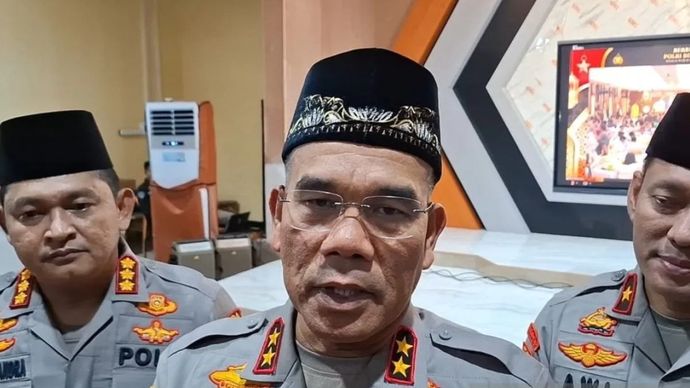 Kepala Kepolisian Daerah Nusa Tenggara Timur Irjen Pol Daniel Tahi Monang Silitonga saat diwawancarai wartawan di Kupang