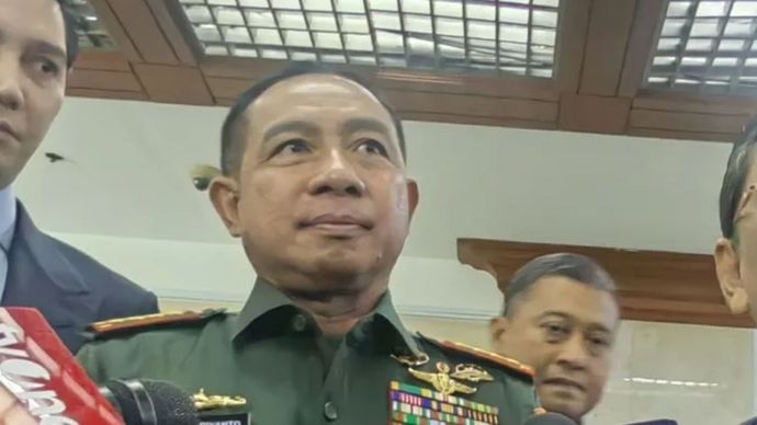 Panglima TNI Jenderal TNI Agus Subiyanto usai rapat kerja bersama Komisi I DPR RI di Kompleks Parlemen, Senayan, Jakarta.