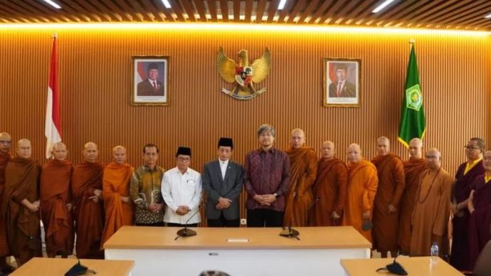 Menteri Agama Nasaruddin Umar saat berfoto bersama dengan para Bhikkhu. 