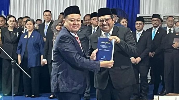 Direktur Jenderal Ekosistem Digital Kementerian Komunikasi dan Digital Edwin Hidayat Abdullah dan Sekretaris Jenderal Kementerian Komdigi Ismail berfoto dalam acara pelantikan dan pengambilan sumpah janji jabatan pejabat pimpinan tinggi madya dan pimpinan tinggi Pratama di lingkungan Kementerian Komunikasi dan Digital di Kantor Kementerian Komdigi.