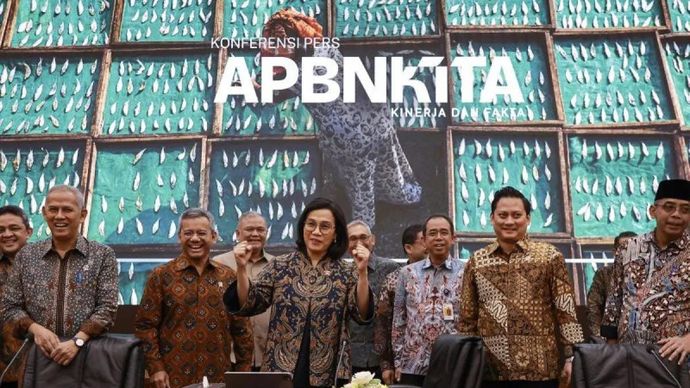 Menteri Keuangan Sri Mulyani Indrawati (ketiga kiri) bersama Wakil Menteri Suahasil Nazara (kedua kiri), Anggito Abimanyu (kiri), Thomas A. M. Djiwandono (kedua kanan), Sekretaris Jenderal Heru Pambudi (ketiga kanan) dan Direktur Jenderal Pajak Suryo Utomo (kanan) bersiap mengikuti konferensi pers APBN KiTa di Jakarta, Kamis (13/3/2025). Menteri Keuangan melaporkan Anggaran Pendapatan dan Belanja Negara (APBN) per 28 Februari 2025 mengalami defisit sebesar Rp31,2 triliun atau 0,13 persen terhadap Produk Domestik Bruto (PDB).