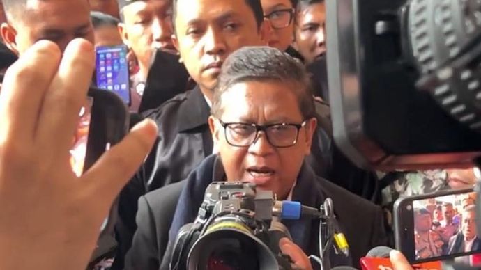 Sekjen PDIP Hasto Kristiyanto bersama pengacaranya, Ronny Talapessy. (NTVNews.id) 