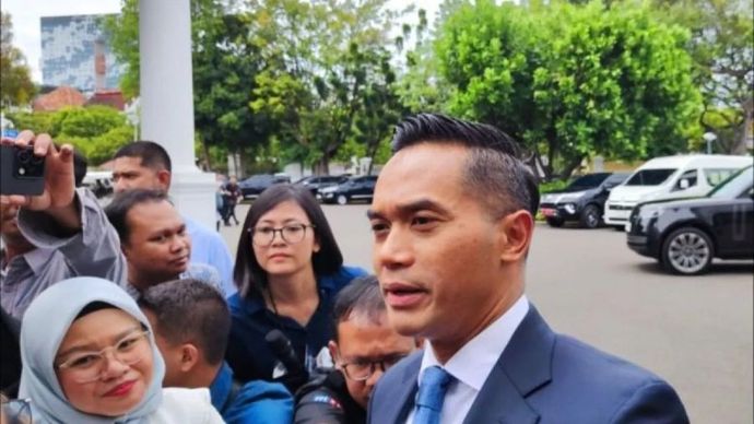 Ketua Umum Kadin Indonesia Anindya Novyan Bakrie menjawab pertanyaan wartawan saat dia ditemui di Kompleks Istana Kepresidenan, Jakarta, Jumat (7/3/2025).