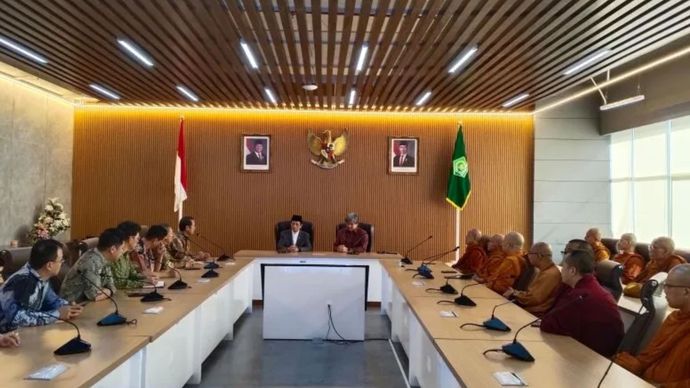 Menag Nasaruddin Umar saat menerima audiensi dengan para Bhikkhu, Sangha, dan tokoh Umat Buddha di Kantor Kementerian Agama, Jakarta.