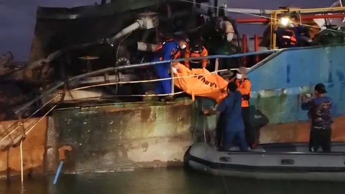 Tim Search and Rescue (SAR) Badan Nasional Pencarian dan Pertolongan (Basarnas) saat mengevakuasi korban yang ditemukan meninggal dunia di bangkai kapal MT Ronggolawe.