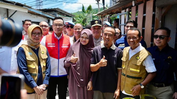 Menteri Energi dan Sumber Daya Mineral (ESDM) RI, Bahlil Lahadalia bersama Direktur Utama PT Pertamina (Persero) Simon Aloysius Mantiri