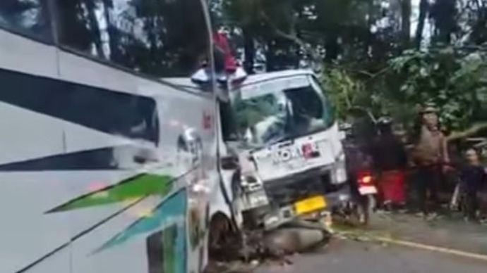 Kecelakaan terjadi di jalur Puncak Cipanas, Kabupaten Cianjur, Jawa Barat, Sabtu (15/3/2025). (Foto: Tangkapan layar Instagram @infojawabarat)  