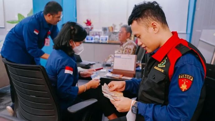 Penyidik Kejari Jakpus saat menggeledah sejumlah lokasi yang terkait kasus dugaan korupsi di Komdigi. (Foto: ANTARA/HO-Kejari Jakpus)