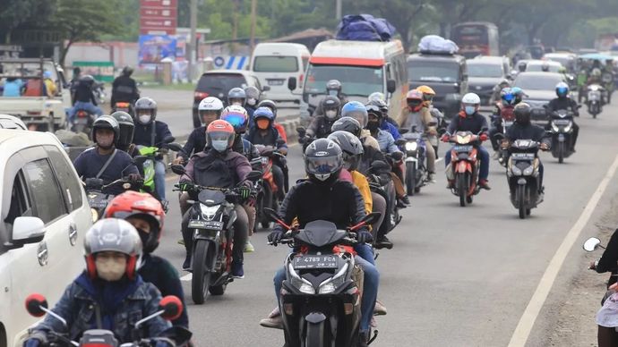 Ilustrasi. Pemudik lebaran melintas di jalur Pantura Lohbener, Indramayu, Jawa Barat. (Foto: ANTARA FOTO/Dedhez Anggara/nym) 