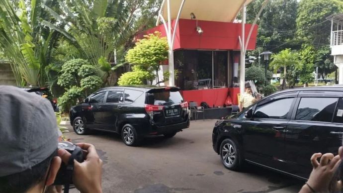 Sejumlah mobil yang ditumpangi pejabat yang terkena OTT tiba di Gedung Merah Putih KPK, Jakarta.