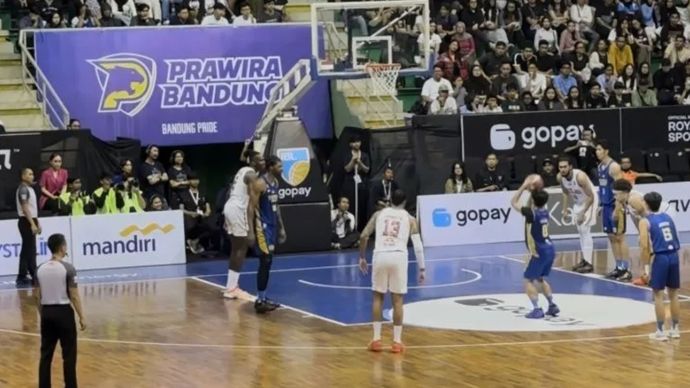 Pebasket Prawira Bandung Yudha Saputera saat melakukan tembakan free throw pada pertandingan melawan Pelita Jaya di Gor C-Tra Arena, Bandung, Sabtu, 15 Maret 2025.