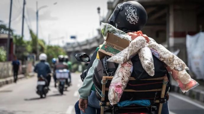 Pemudik yang mengendarai sepeda motor melintas di Jalan Raya Kalimalang, Jakarta, Senin 15 April 2024.