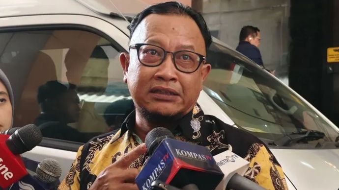 Komisioner Komisi Kepolisian Nasional (Kompolnas) Choirul Anam berbicara dengan awak media di Gedung TNCC Mabes Polri.