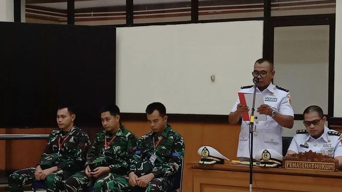 Penasihat Hukum terdakwa anggota TNI Angkatan Laut (AL) dalam kasus penembakan bos rental mobil di tempat istirahat (rest area) KM45, Tol Tangerang-Merak Letkol Laut (H) Hartono saat membacakan nota pembelaan (pleidoi) di Pengadilan Militer II-08 Jakarta, Cakung, Jakarta Timur, Senin (17/3/2025). 