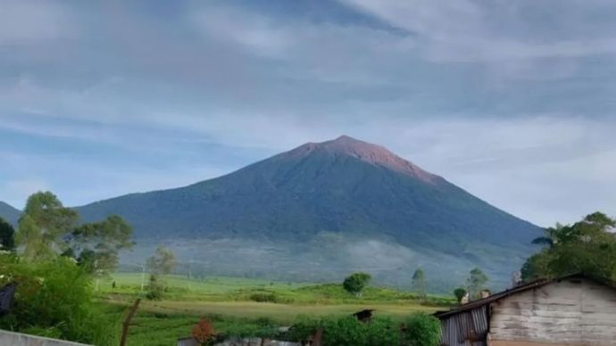 Gunung Kerinci terlihat dari pos pengamatan yang berlokasi di Desa Kersik Tuo, Kecamatan Kayu Aro, Kabupaten Kerinci, Provinsi Jambi. (ANTARA/HO-PVMBG)