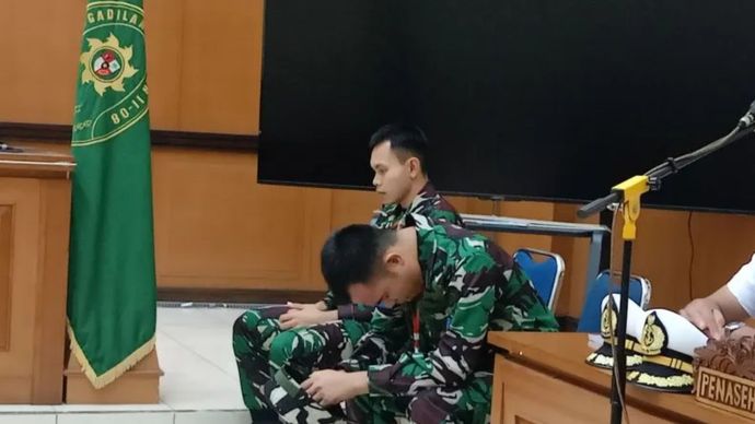 Seorang oknum anggota TNI Angkatan Laut (AL) yang menjadi terdakwa dalam kasus penembakan bos rental mobil di rest area KM45 tak kuasa menahan tangis dan menyampaikan penyesalannya. Momen itu terjadi setelah pembacaan nota pembelaan (pleidoi) dalam sidang di Pengadilan Militer II-08 Jakarta, Cakung, Jakarta Timur, pada Senin, 17 Maret 2025.