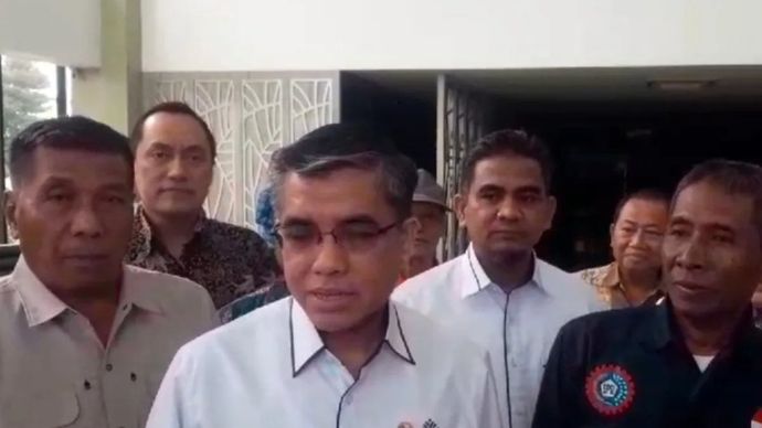 Menteri Ketenagakerjaan RI Yassierli (tengah) memberikan keterangan kepada wartawan di Kabupaten Sukoharjo, Jawa Tengah, Senin (17/3/2025)