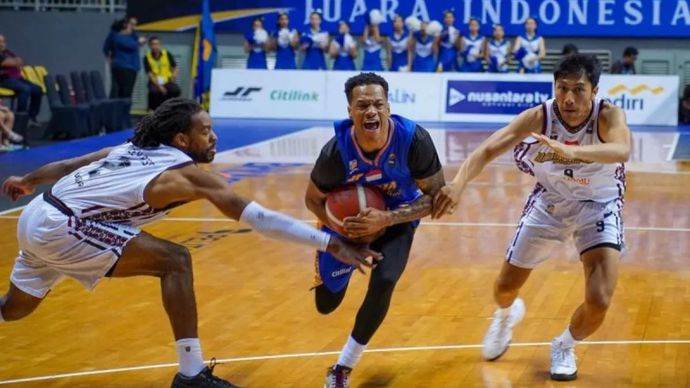 Pebasket Satria Muda Pertamina Jakarta Jarron Tevanti Crump (tengah) berusaha melewati adangan pebasket Bima Perkasa Jogja Handri Satrya Santosa (kanan) dan Corey Anthony Raley-Ross (kiri) saat pertandingan Indonesia Basketball League (IBL) 2025 di Britama Arena, Jakarta, Jumat (14/3/2025).