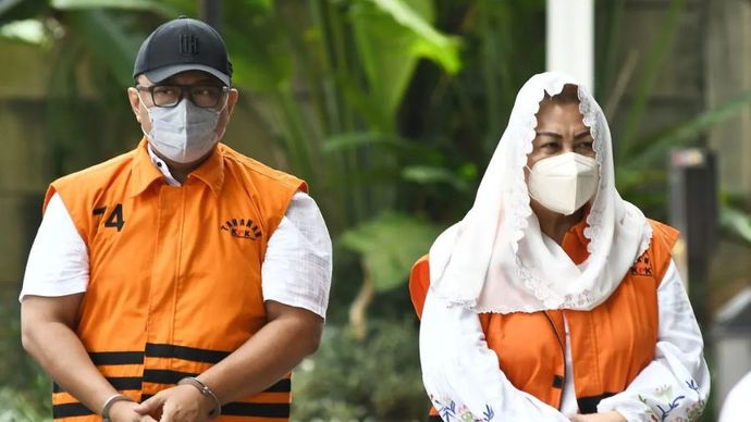 Tersangka kasus dugaan korupsi Hevearita Gunaryanti Rahayu (kanan) dan Alwin Basri (kiri) tiba untuk menjalani pemeriksaan di Gedung Merah Putih KPK, Jakarta.