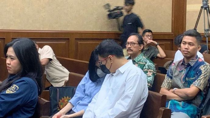 Terpidana pembunuhan, Gregorius Ronald Tannur, tampak mengobrol dengan sang ibunda, Meirizka Widjaja Tannur, sebelum menunggu sidang pemeriksaan saksi atas terdakwa Zarof Ricar dimulai di Pengadilan Tipikor Jakarta, Senin (17/3/2025).