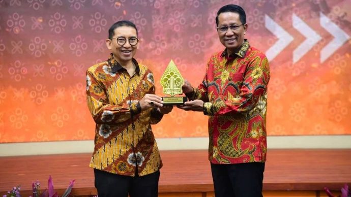 Menteri Hukum (Menkum) Supratman Andi Agtas (kanan) bersama Menteri Kebudayaan (Menbud) Fadli Zon (kiri) dalam acara penandatanganan nota kesepahaman dan perjanjian kerja sama di Jakarta, Jumat (14/3/2025).