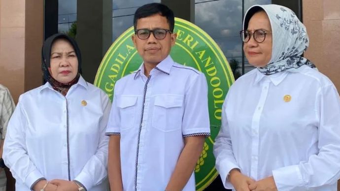 Ketua Komisi Kejaksaan RI Prof Pujiono Suwadi bersama dua Komisioner Komjak RI Andi Nur Wina dan Diah Srikanti saat mengunjungi PN Andoolo, Selasa, 29 Oktober 2024.