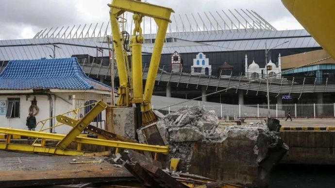 Warga melihat kondisi jembatan bergerak usai ditabrak KMP Portlink III saat akan bersandar di Dermaga Eksekutif Pelabuhan Merak, Kota Cilegon, Banten, Senin (17/3/2025). Insiden itu mengakibatkan sejumlah bagian jembatan bergerak (moveable bridge/MB) di dermaga tersebut mengalami kerusakan sehingga layanan kapal feri ekspres ditutup sementara.