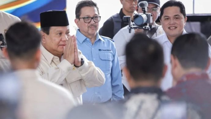 Presiden Prabowo Subianto (kiri) didampingi Menteri BUMN Erick Thohir (kanan), dan Presiden Direktur (Presdir) PT Freeport Indonesia (PTFI) Tony Wenas (tengah), usai peresmian secara simbolis pabrik pemurnian logam mulia atau Precious Metal Refinery (PMR) milik PTFI, di Kawasan Ekonomi Khusus (KEK) Gresik, Jawa Timur, Senin (17/3/2025)