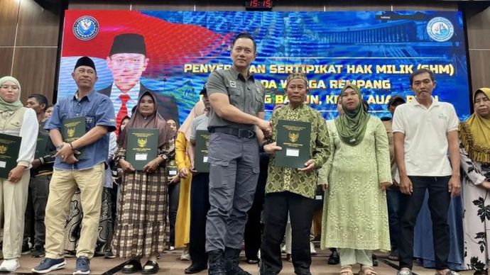 Penyerahan sertifikat hak milik tanah kepada warga Rempang oleh Menteri Koordinator Bidang Infrastruktur dan Pembangunan Kewilayahan Agus Harimurti Yudhoyono (AHY) di BP Batam, Kepri, Selasa, 18 Maret 2025.