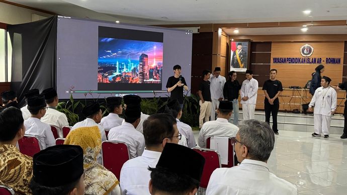 Mengawal arahan Presiden Prabowo Subianto tentang percepatan transformasi digital di Indonesia melalui pemanfaatan kecerdasan buatan/Artificial Intelligence (AI), Wakil Presiden (Wapres) Gibran Rakabuming mengunjungi SMA Islam Terpadu Al-Madinah, Cibinong