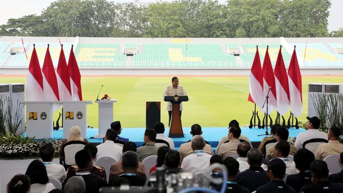 Menteri Koordinator Bidang Infrastruktur dan Pembangunan Kewilayahan, Agus Harimurti Yudhoyono (AHY) ketika mendampingi Presiden Prabowo Subianto meresmikan 17 stadion secara bersamaan dari Stadion Gelora Deltra Sidoarjo, Jawa Timur, Senin, 17 Maret 