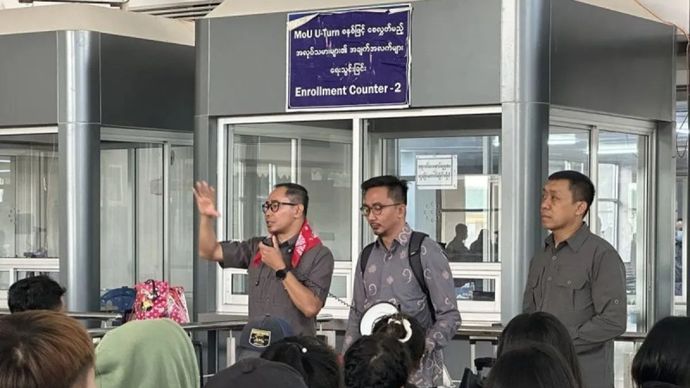 Direktur Pelindungan WNI dan BHI Kementerian Luar Negeri (Kemlu) RI Judha Nugraha (kiri) memberi arahan kepada para WNI yang berhasil dievakuasi dari Myawaddy, Myanmar, ke Maesot, Thailand, Senin (17/3/2025).