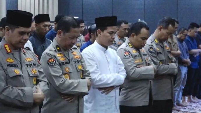 Jajaran kepolisian pada Divisi Humas Polri menggelar shalat gaib bagi tiga personel di Lampung yang gugur saat bertugas di Gedung Divisi Humas, Jakarta Selatan, Selasa (18/3/2024).