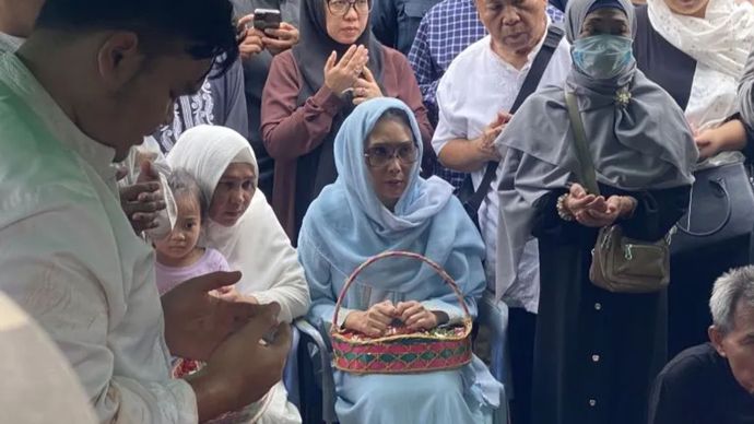 Aktris Rieke Diah Pitaloka (baju biru muda) menghadiri pemakaman Nasrullah atau Mat Solar yang digelar dengan syahdu di TPU Haji Daiman, Ciputat, Tangerang Selatan.