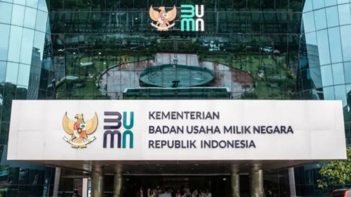 Sejumlah tamu beraktivitas di dekat logo baru Kementerian Badan Usaha Milik Negara (BUMN) di Gedung Kementerian BUMN, Jakarta