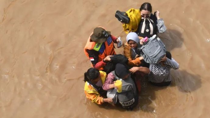 Ilustrasi - Warga melintasi banjir di kawasan Cililitan, Jakarta, Selasa, 4 Maret 2025.