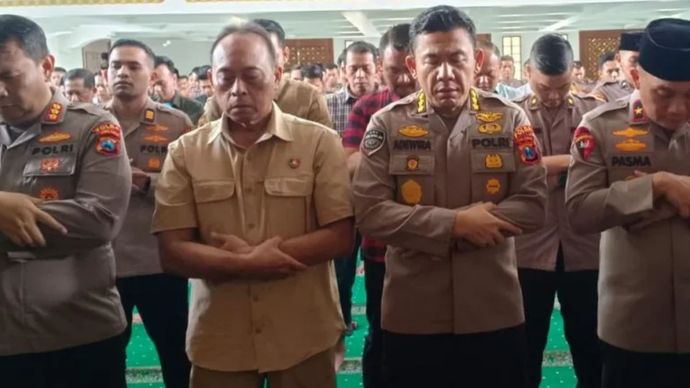 Anggota Polda Jatim saat shalat gaib dan doa bersama untuk tiga anggota kepolisian dari jajaran Polda Lampung di Mapolda setempat.