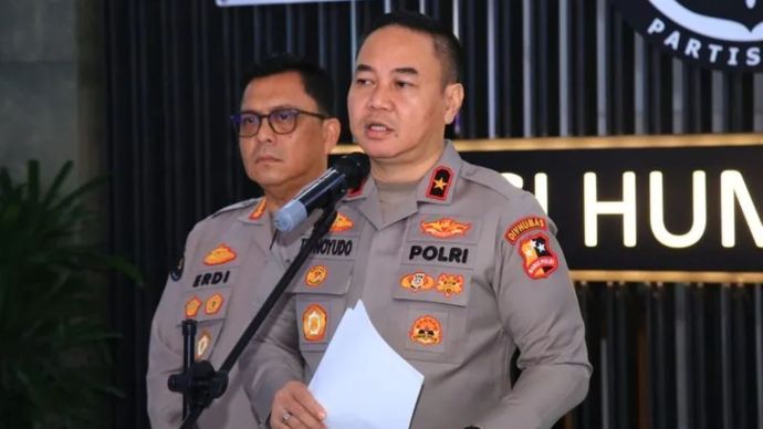 Kepala Biro Penerangan Masyarakat (Karopenmas) Divhumas Polri Brigjen Pol. Trunoyudo Wisnu Andiko  dengan didampingi Kabag Penum Ropenmas Divisi Humas Polri Kombes Pol. Erdi A. Chaniago di Gedung Divisi Humas Polri, Jakarta Selatan, Selasa, 18 Maret 2025. 