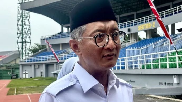 Menteri Pekerjaan Umum (PU) Dody Hanggodo menjawab pertanyaan wartawan pada sela-sela acara peresmian 17 stadion oleh Presiden Prabowo Subianto di Stadion Gelora Delta Sidoarjo, Kabupaten Sidoarjo, Jawa Timur, Senin, 17 Maret 2025