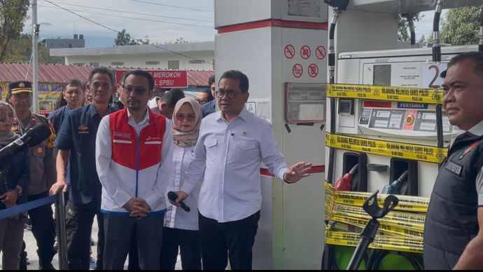 Menteri Perdagangan (Mendag) Budi Santoso mendatangi langsung salah satu Stasiun Pengisian Bahan Bakar Umum (SPBU) 34.167.12 di Sentul, Jawa Barat terkait temuan pompa SPBU yang tidak sesuai pelanggaran.