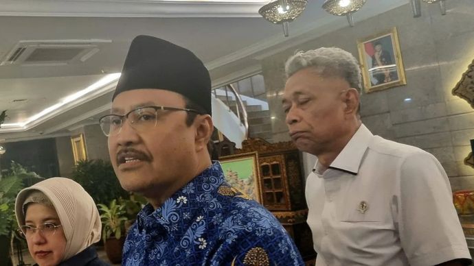 Menteri Sosial Saifullah Yusuf (tengah) 