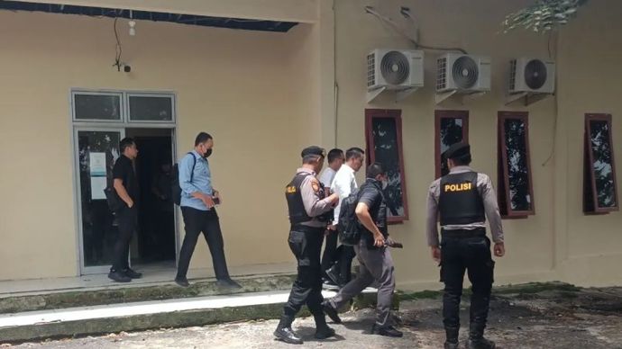 Tim penyidik Komisi Pemberantasan Korupsi (KPK) menyelesaikan penggeledahan di Kantor Dinas Pekerjaan Umum dan Penataan Ruang (PUPR) Kabupaten Ogan Komering Ulu (OKU), Sumatera Selatan, pada Rabu, 19 Maret 2025.