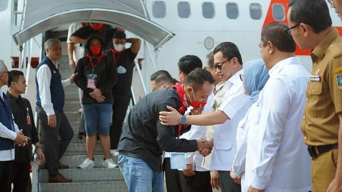 Menteri Pelindungan Pekerja Migran Indonesia (P2MI) Abdul Kadir Karding saat mengawal pemulangan 554 pekerja migran Indonesia (PMI) korban penipuan dang dari Myawaddy, Myanmar, di Bandara Soekarno-Hatta, Banten, Selasa (18/3/2025)