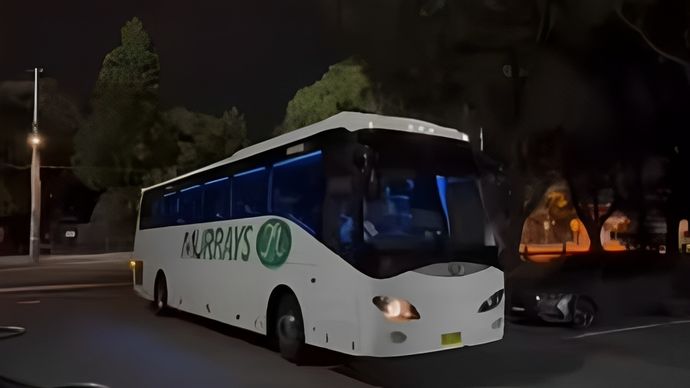 Bus yang membawa para pemain Garuda memiliki kondisi yang dinilai tidak layak, dengan salah satu lampu depan mati.