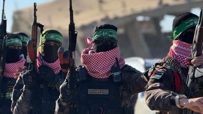 Anggota pasukan Brigade Al Qassam, sayap militer kelompok perlawanan Hamas Palestina. 